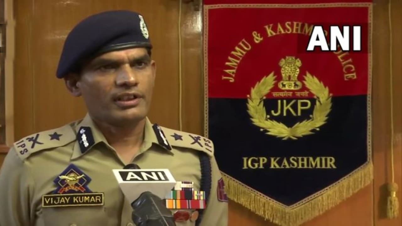 जम्मू-कश्मीर में लश्कर के दो हाईब्रिड आतंकवादी गिरफ्तार, भारी मात्रा में गोला-बारूद और हथियार बरामद