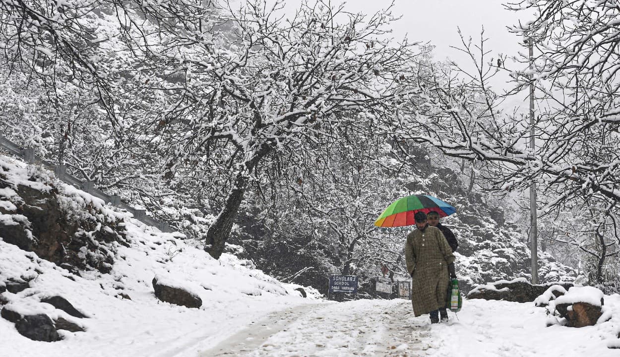 जम्मू-कश्मीर में भारी बर्फबारी, बर्फ की सफेद चादर से ढंके पहाड़ मोह रहे पर्यटकों का मन
