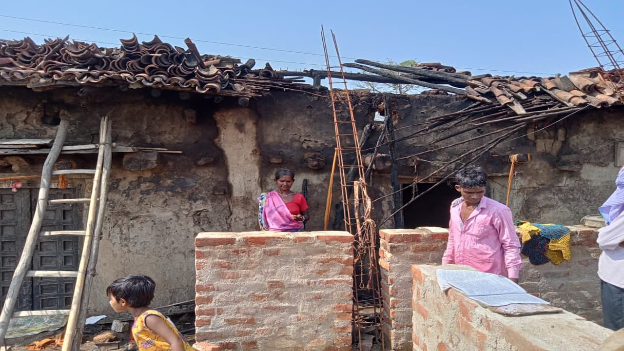 बोकारो के कसमार में 2 घर जले, नकदी समेत जमीन के कागजात जल कर हुए राख