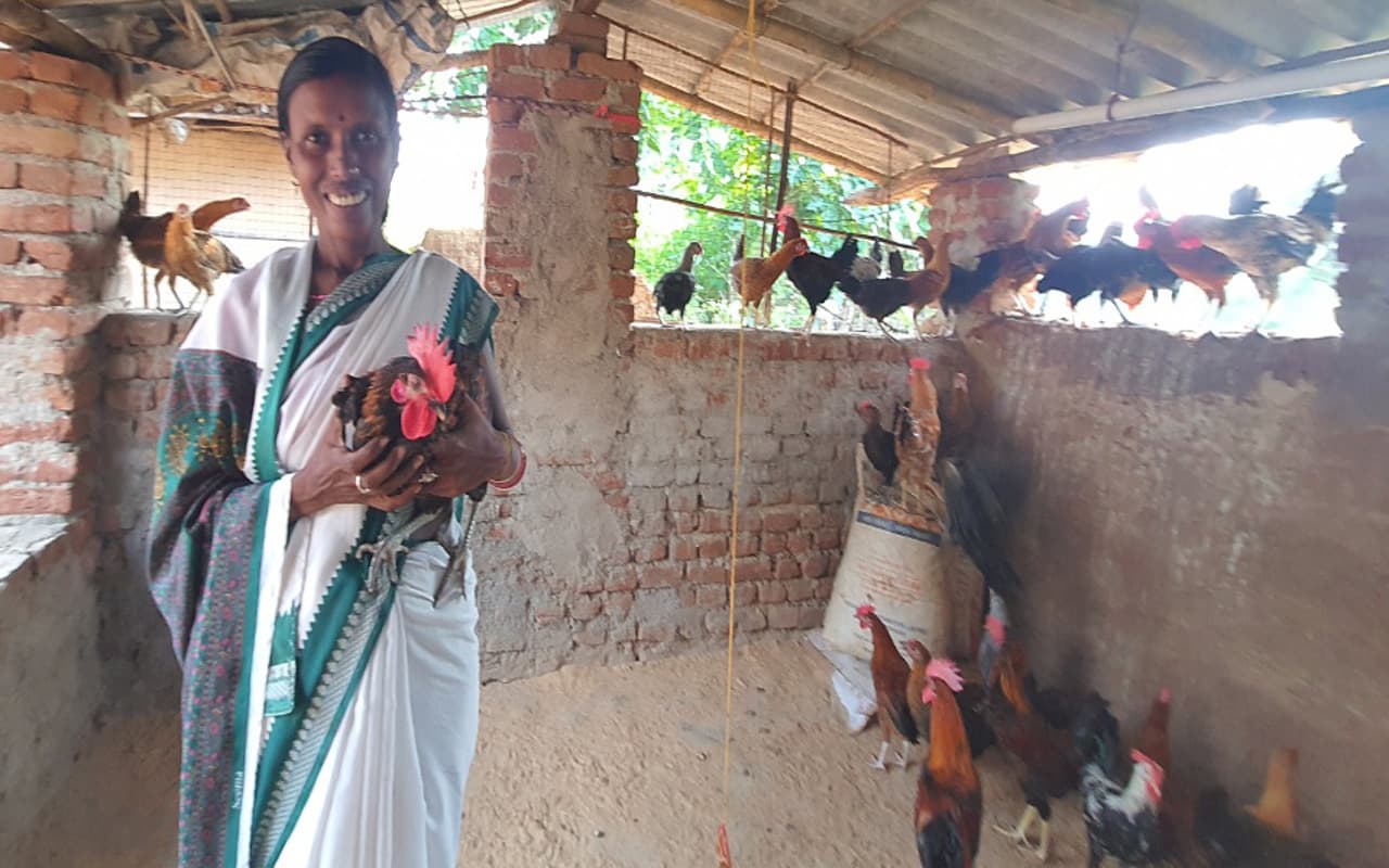 Prabhat Khabar Special: लातेहार की कौशल्या देवी पॉल्ट्री फार्म और खेती से हर महीने कमा रही 50 हजार रुपये