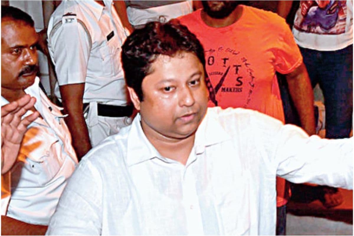 चिटफंड कंपनी के मालिक कौस्तव राय को बीती रात इडी ने किया अरेस्ट चिटफंड कंपनी के मालिक कौस्तव राय को बीती रात इडी ने किया अरेस्ट