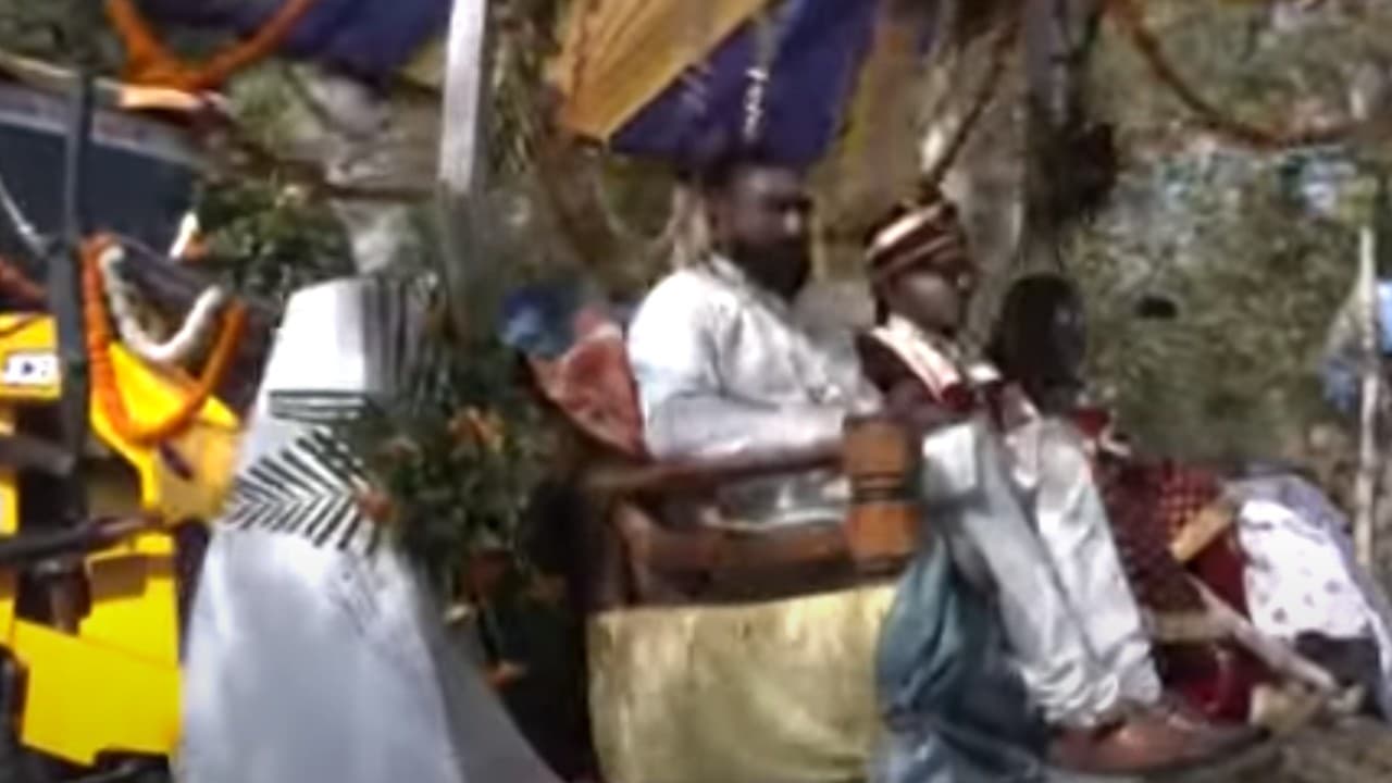 गुजरात में घोड़ी के बजाय JCB से अपनी दुल्हनिया लेने पहुंचे दूल्हे राजा, ...और फिर क्या हुआ? देखिए VIDEO