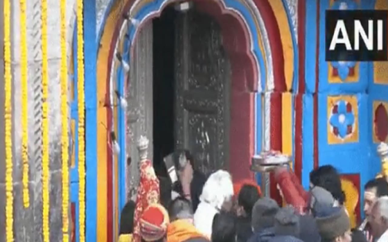 Kedarnath Dham: श्रद्धालुओं के लिए खुले केदारनाथ धाम के कपाट, दर्शन के लिए उमड़ी भीड़