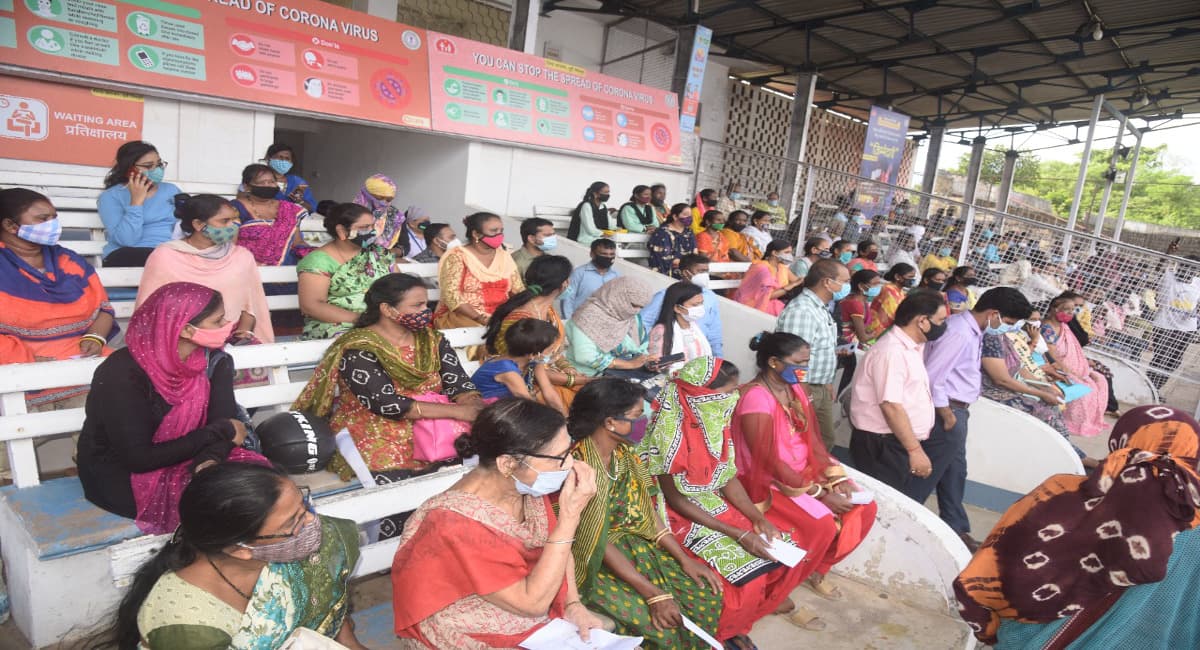 जमशेदपुर के कीनन स्टेडियम में रात्रि कोरोना वैक्सीन सेंटर की हुई शुरुआत, जानें कब तक मिलेगा टीका