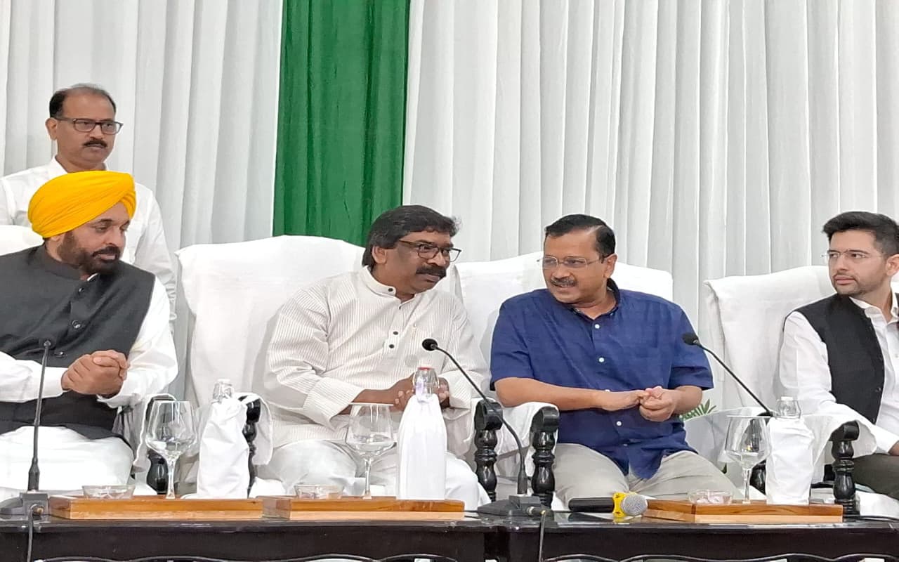 केंद्र और दिल्ली सरकार के बीच तकरार नहीं हो रही कम, झारखंड में दिल्ली और पंजाब के सीएम, जानें पूरा मामला