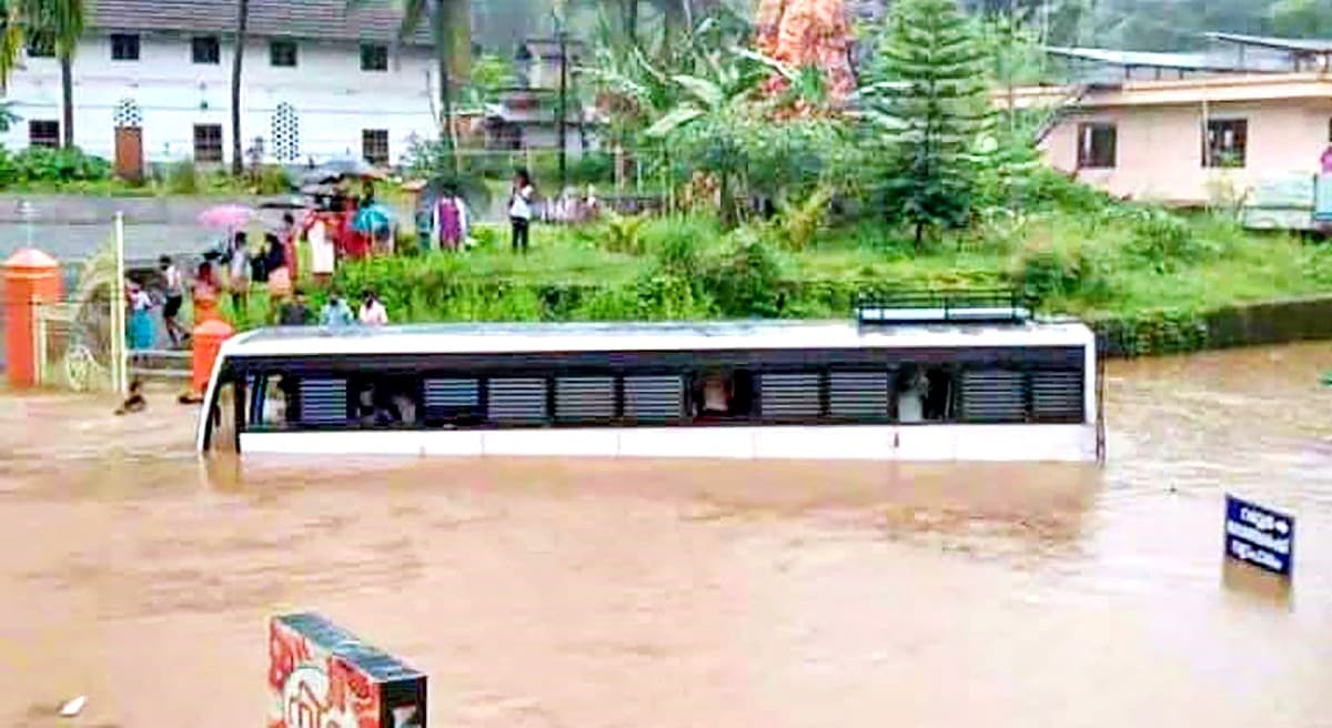 Kerala Rains: केरल में वर्षा से भारी तबाही, बाढ़-भू-स्खलन से 6 की मौत, तीनों सेना तैयार