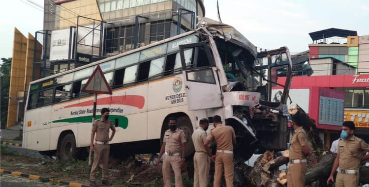 केरल के कोच्चि में पेड़ से टकराई बस, एक की मौत, 25 घायल