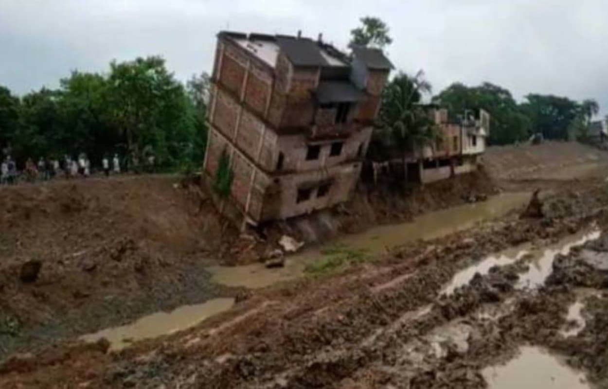 पश्चिम मेदिनीपुर में ताश के पत्ते की तरह बिखर गया 4 मंजिला मकान, फिर क्या हुआ जानें...