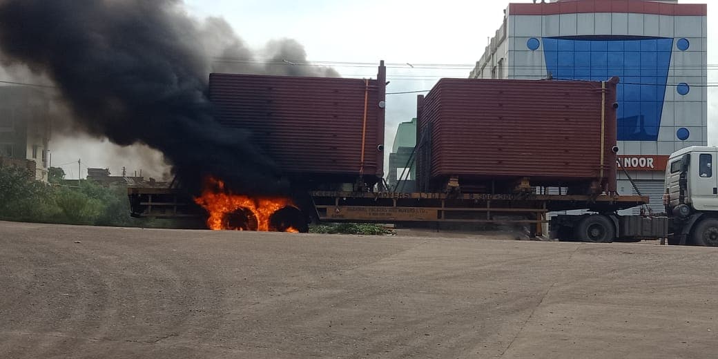 11 हजार वोल्ट के तार की चपेट में आकर कंटेनर में लगी आग, मची अफरा-तफरी