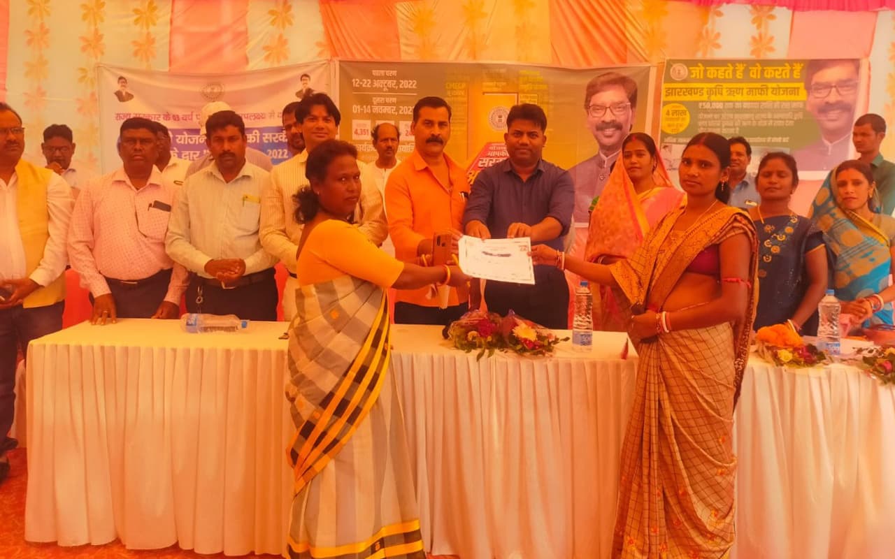 खरसावां के बड़ाआमदा में सरकार आपके द्वार कार्यक्रम, विभिन्न योजनाओं के लिए 1000 लोगों ने किया आवेदन