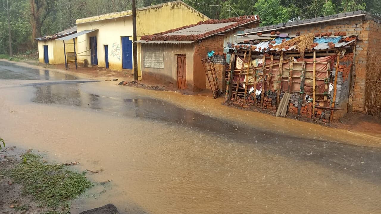Cyclone Yaas in Jharkhand : झारखंड के खरसावां में बदला मौसम का मिजाज, अलर्ट मोड में प्रशासन, पुलिस कंट्रोल रूम ने जारी किये नंबर