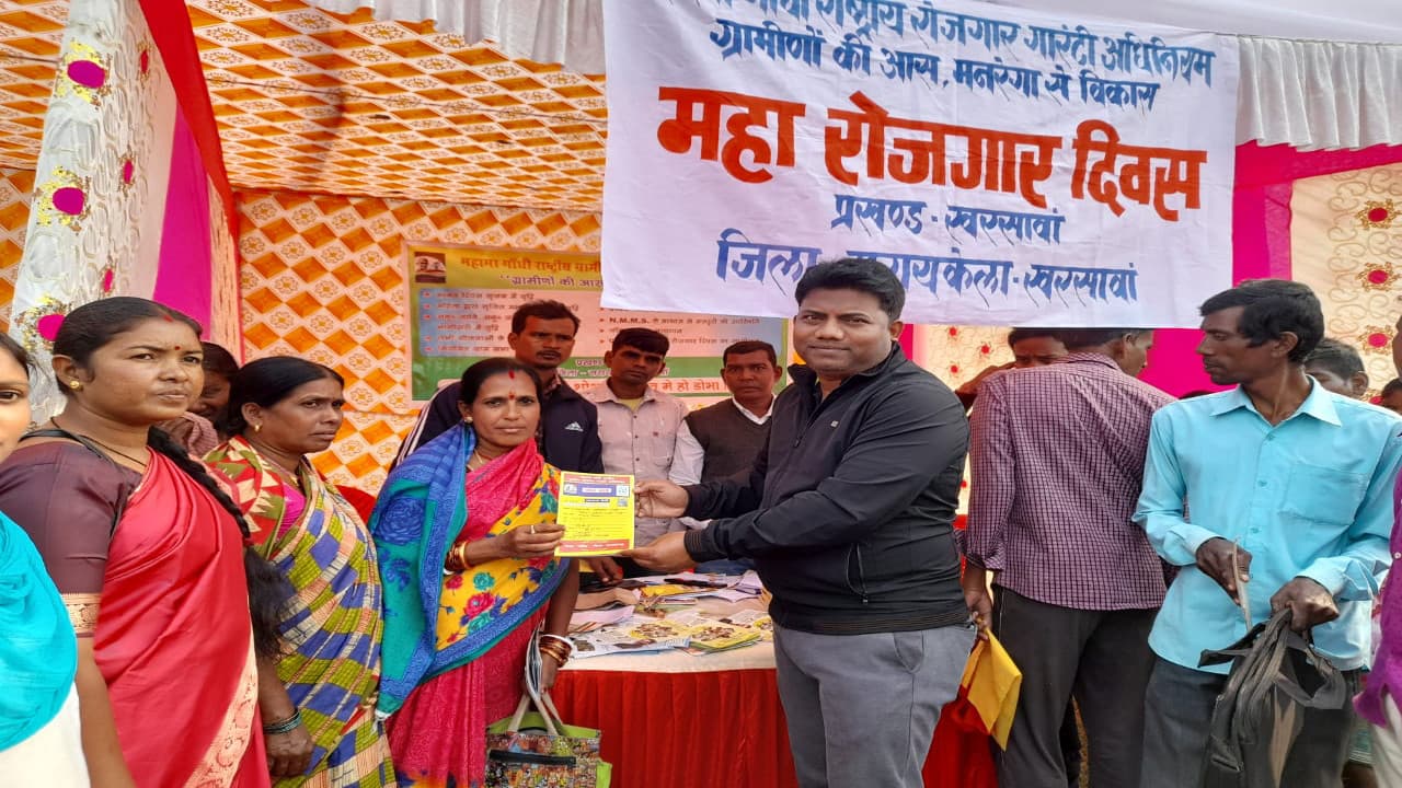 झारखंड में लोगों के घरों तक पहुंच रहा आपके द्वार कार्यक्रम, विकास योजनाओं से जोड़ने की हो रही कोशिश