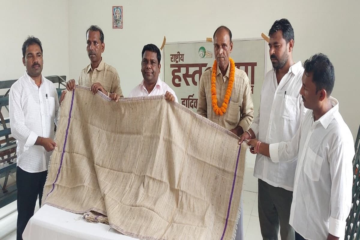 National Handloom Day: झारखंड में खरसावां सिल्क अंगवस्त्रम की लॉन्चिंग, ले सकेंगे खादी बोर्ड के आउटलेट पर