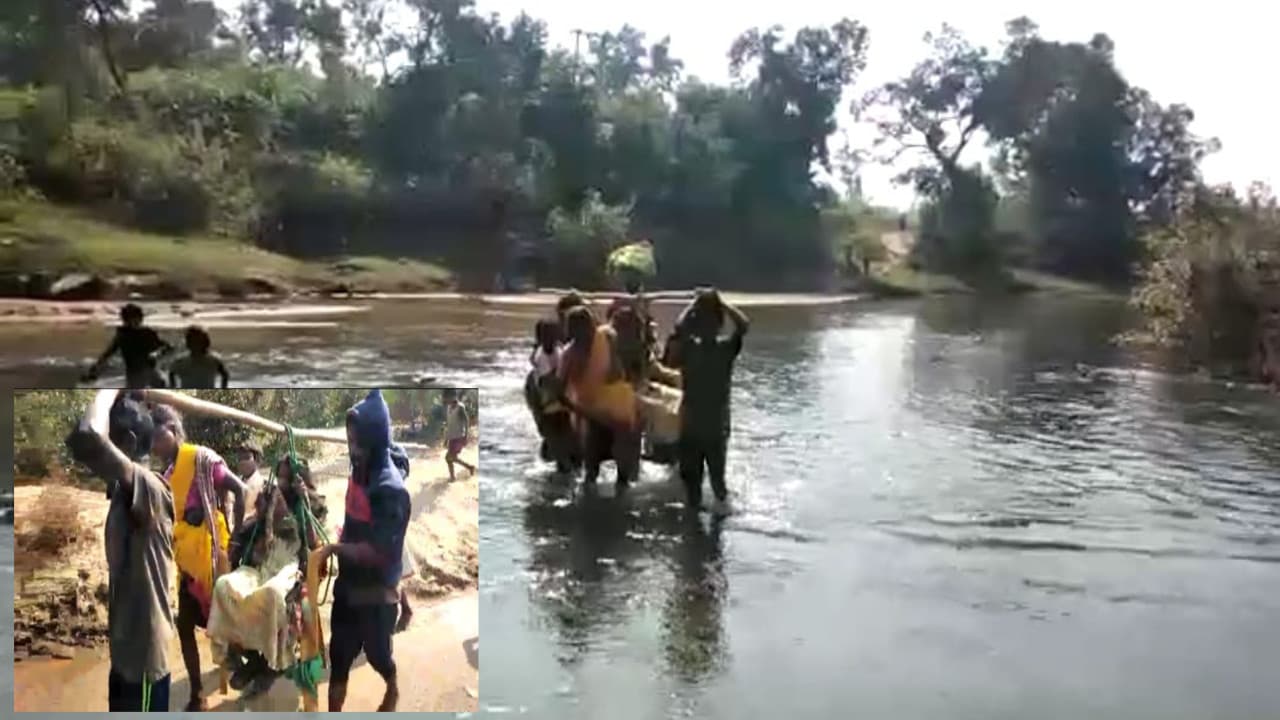 खूंटी की बनई नदी में पुल नहीं, युवकों ने गर्भवती महिला को ढोकर नदी कराया पार, गांव तक नहीं पहुंचता वाहन