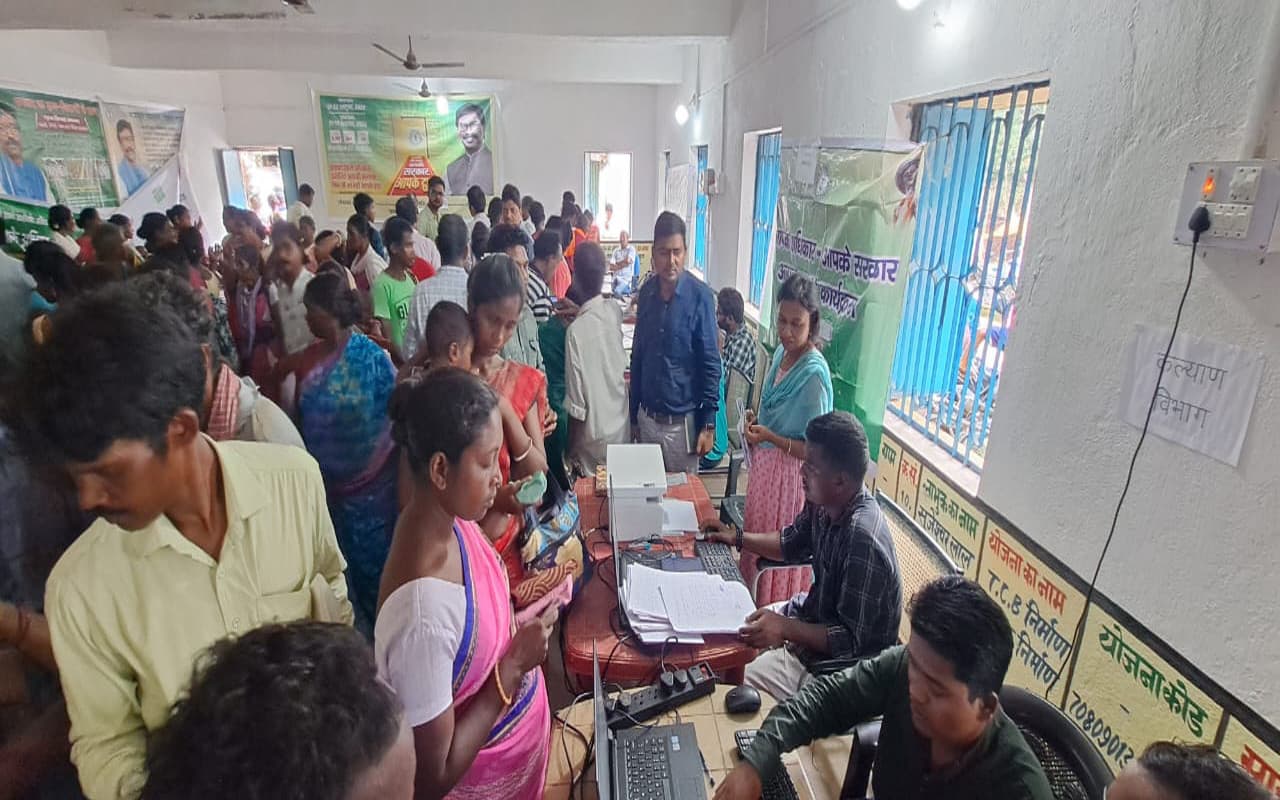 खूंटी में 'आपकी योजना आपकी सरकार आपके द्वार' कार्यक्रम की शुरुआत, DC ने ऑनस्पॉट समाधान का दिया निर्देश