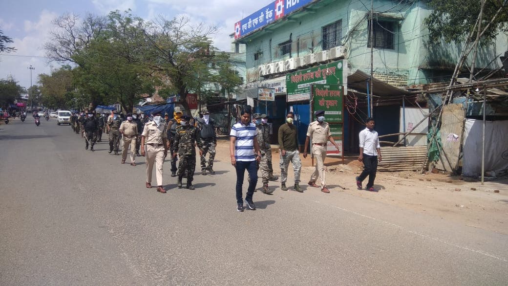 Jharkhand Lockdown : खूंटी में पुलिस ने जबरन बंद करायी दुकानें, लोगों को घरों में भेजा