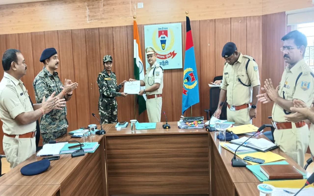 झारखंड : उत्कृष्ट कार्य करनेवाले खूंटी के 30 पुलिसकर्मी सम्मानित, पुलिस-पब्लिग के बीच बेहतर संबंध पर जोर