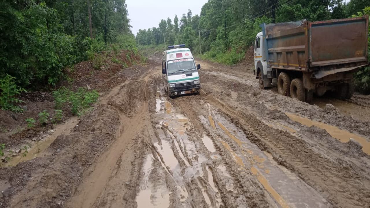खूंटी के कोरवा व चुकलू घाटी में कीचड़ में तब्दील हुआ मुख्य मार्ग, गर्भवती को लेने गया एंबुलेंस बैरंग लौटा वापस