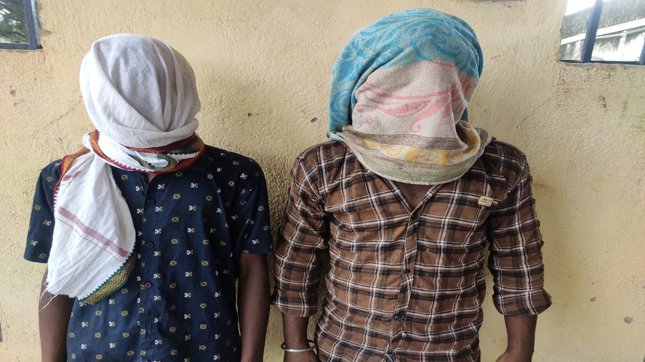 Jharkhand Crime News : खूंटी के पेलौल डैम के पास अपराध की योजना बनाते 3 नाबालिग समेत 5 युवक गिरफ्तार, हथियार और मोबाइल बरामद