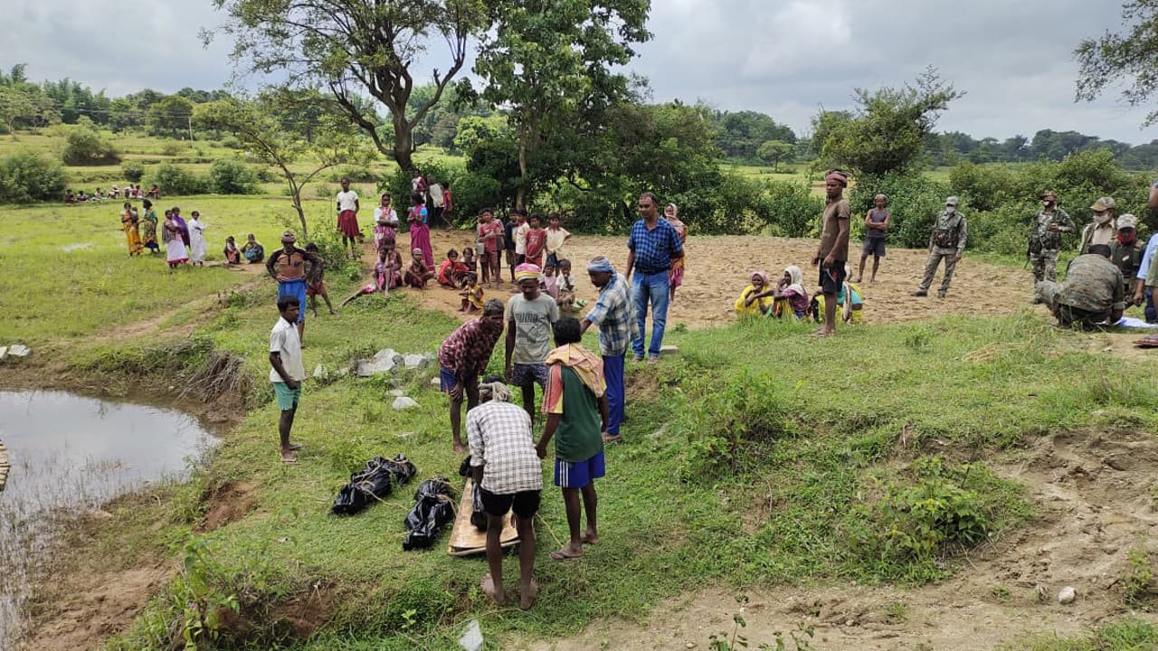 खूंटी के मुरहू में बड़े बेटे को पत्थर के सहारे और छोटे को गोद में लेकर कुएं में कूदी मां, तीनों की हुई मौत