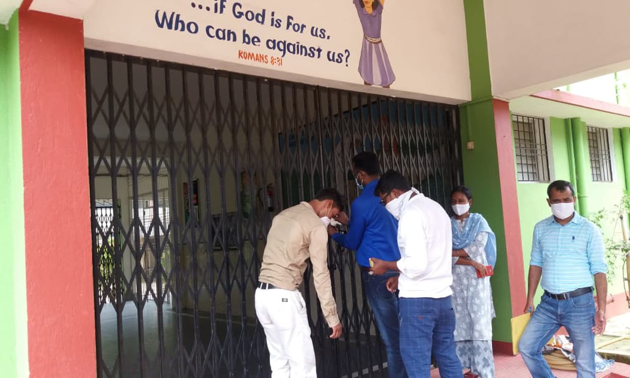 कोरोना के बढ़ते खतरे और लॉकडाउन के बावजूद फीस वसूलने के लिए खोल दिया स्कूल, पैरेंट्स के साथ बच्चे भी पहुंच गये