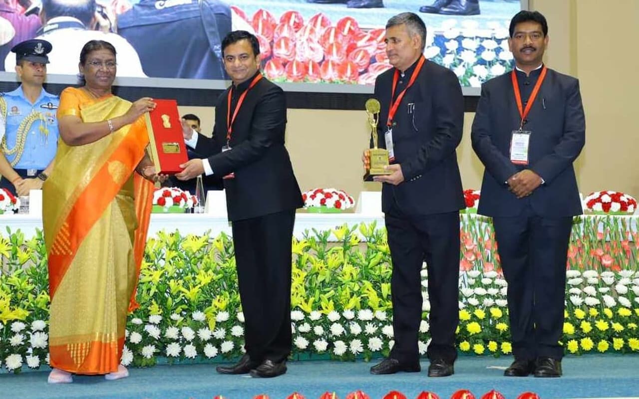 राष्ट्रपति द्रौपदी मुर्मू के हाथों भूमि सम्मान से सम्मानित हुए कई अधिकारी, पढ़ें डिटेल