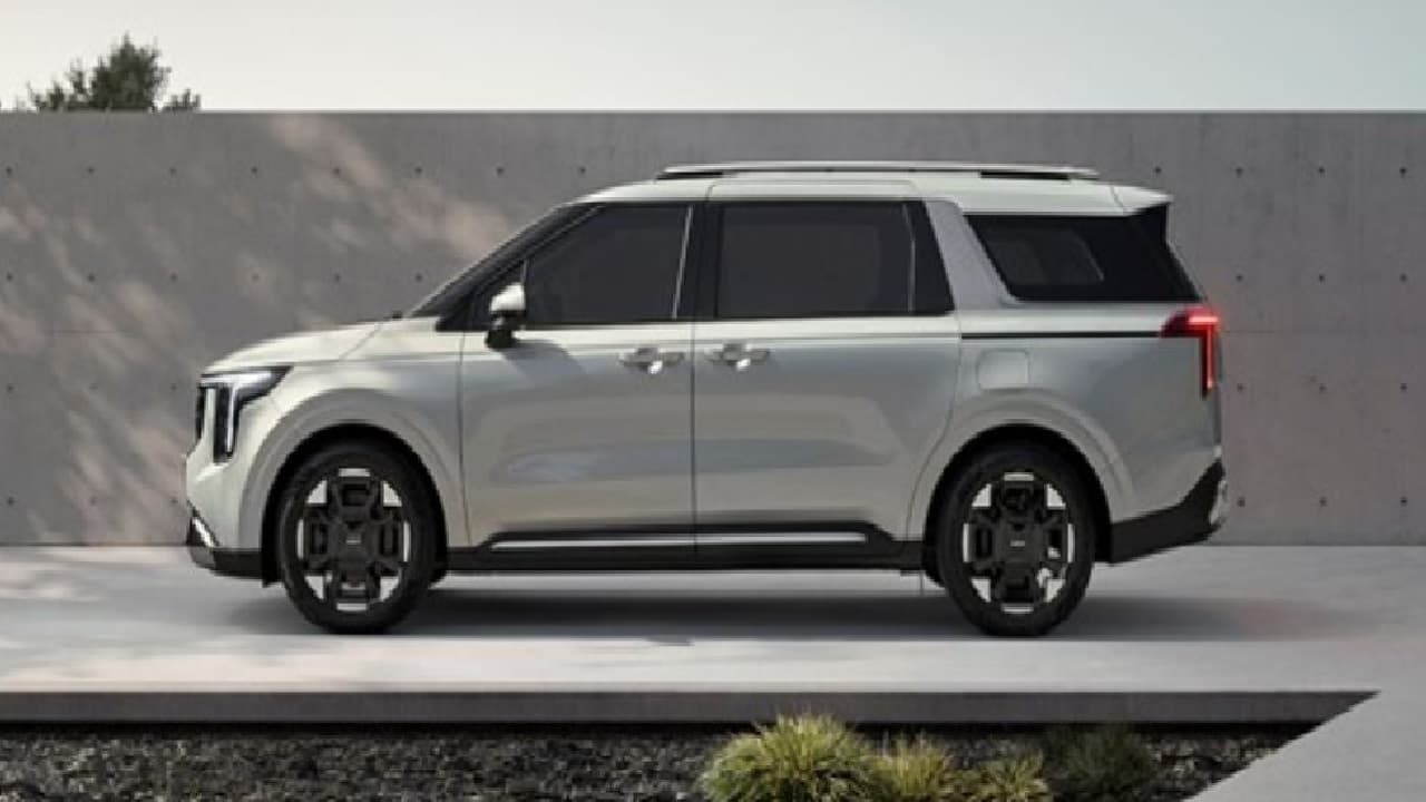 Kia की यह कार फाइव स्टार होटल जैसी लग्जरी और एडवांस फीचर्स से है लैस, जानें इसकी कीमत