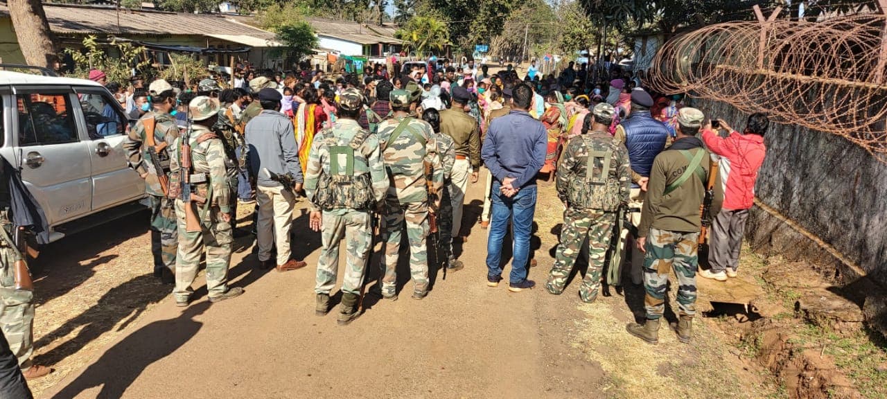 नये साल के जश्न में डूबे लोगों ने पुलिस वाले को कमरे में बंद करके पीटा, शुरू हुई जांच