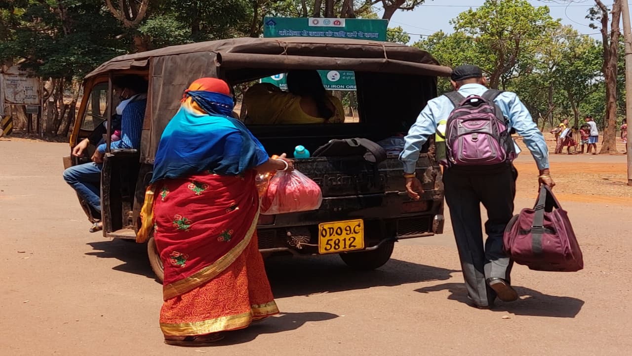 Mini Lockdown in Jharkhand : पश्चिमी सिंहभूम के बड़ाजामदा में महज 22 किलोमीटर के लिए देना पड़ रहा है 700 रुपये, बसें नहीं चलने से मनमाना भाड़ा वसूल रहे हैं ऑटो चालक