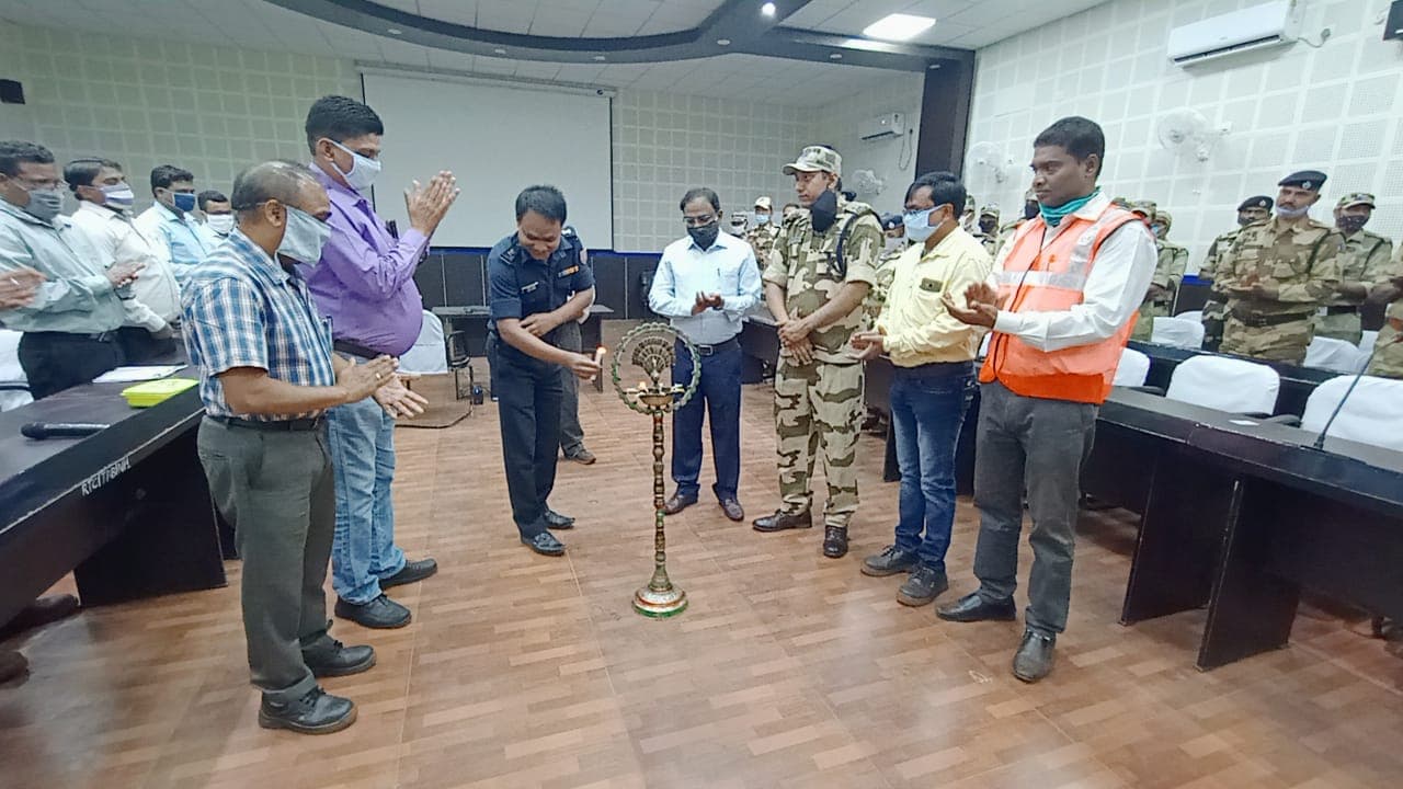 NDRF की टीम ने किरीबुरु में खदान सुरक्षा के दिये कई टिप्स, जानमाल और संसाधनों के बचाव के बताये उपाय