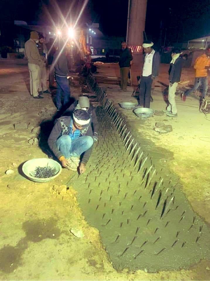 Kisan Andolan News: गाजीपुर बॉर्डर के बाद टिकरी बॉर्डर पर पुलिस की कड़ी नजर, सड़क खोदकर लगाईं कीलें, बनायी दीवार