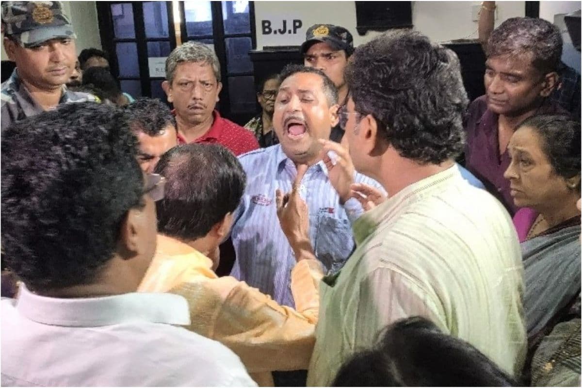 बंगाल में भी चलने लगा बुलडोजर, कोलकाता नगर निगम ने भाजपा नेता का घर तोड़ा, मचा हंगामा