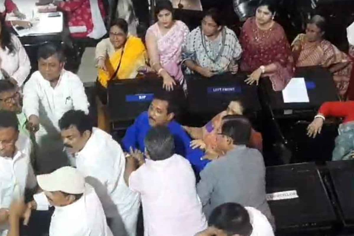 कोलकाता नगर निगम बना रणक्षेत्र, मेयर हस्तक्षेप करते रहे और तृणमूल -भाजपा पार्षद लड़ते रहे