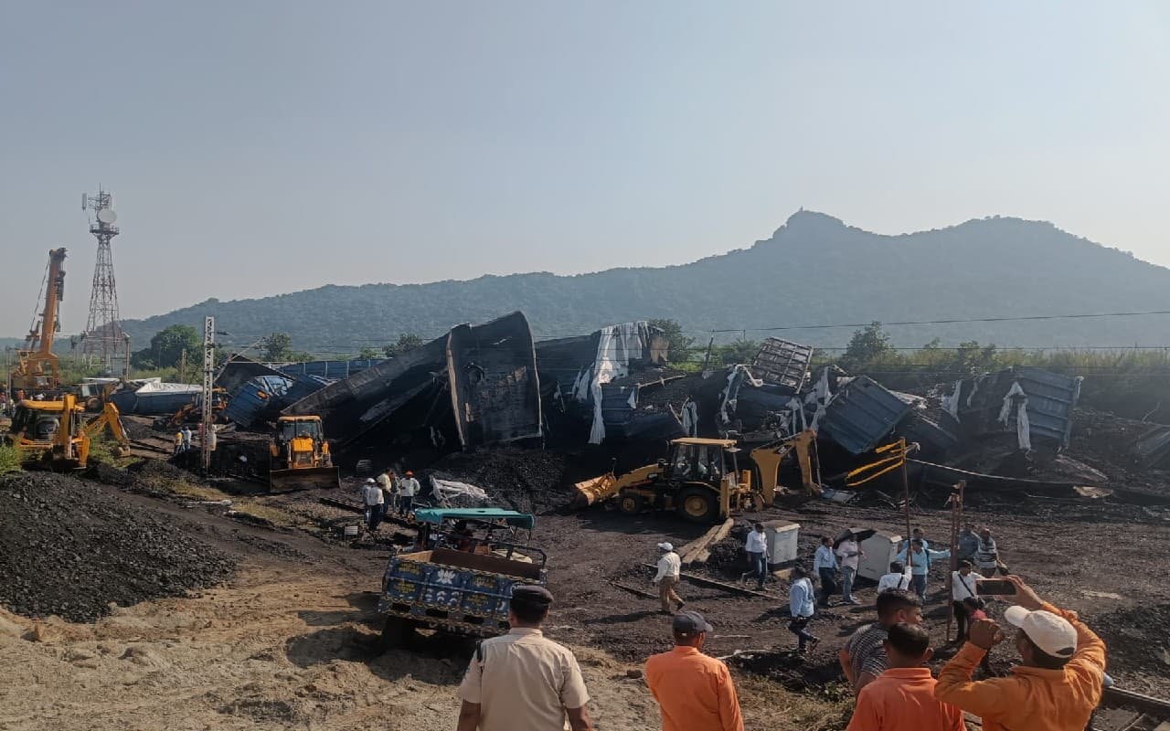 Jharkhand: गुरपा रेल दुर्घटना के बाद बाधित लाइन से आवागमन के लिए करना होगा इंतजार, अधिकारी कर रहे कैंप