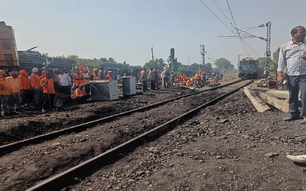 कोडरमा गया रेलखंड के गुरपा स्टेशन पर चल रहे रेस्टोरेशन कार्य के दौरान हादसा, एक रेलकर्मी की हुई मौत