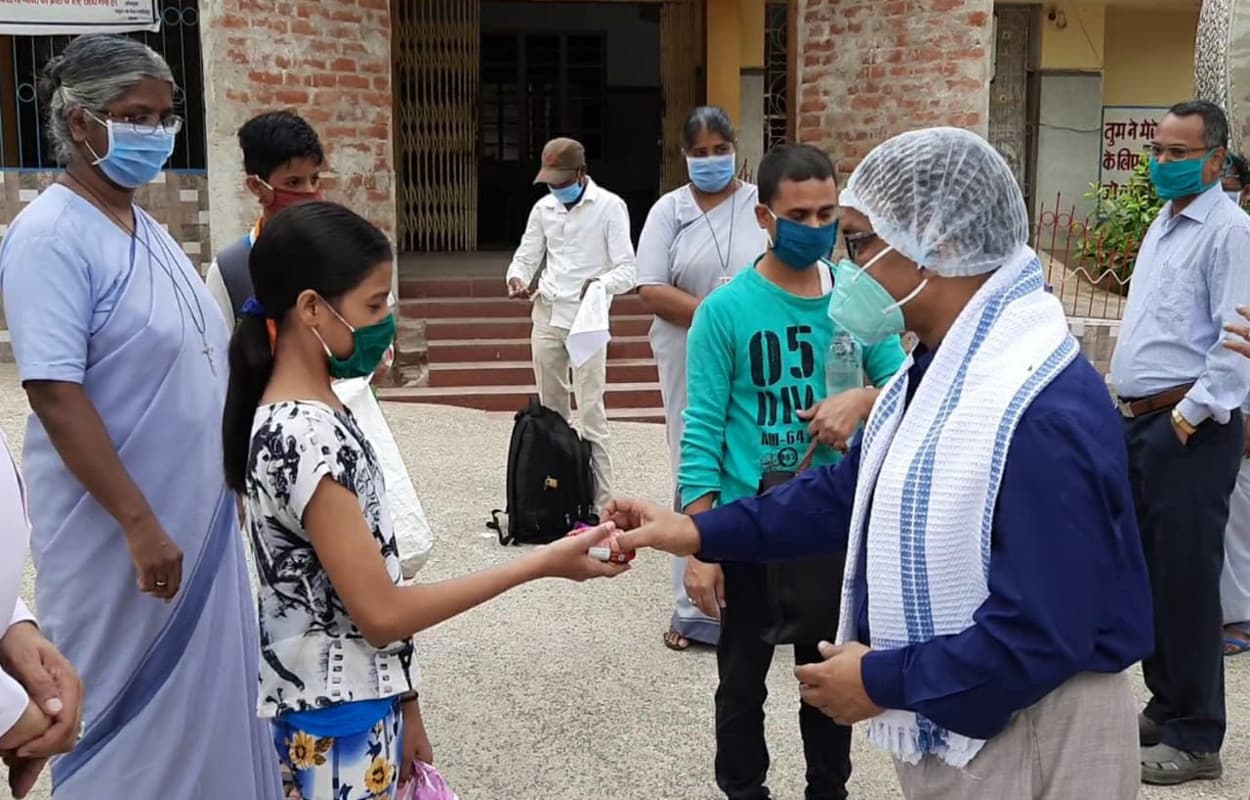 अच्छी खबर : भाई- बहन सहित 4 लोगों को कोविड अस्पताल से मिली छुट्टी, डाक्टर व कर्मियों ने सम्मानपूर्वक भेजा घर
