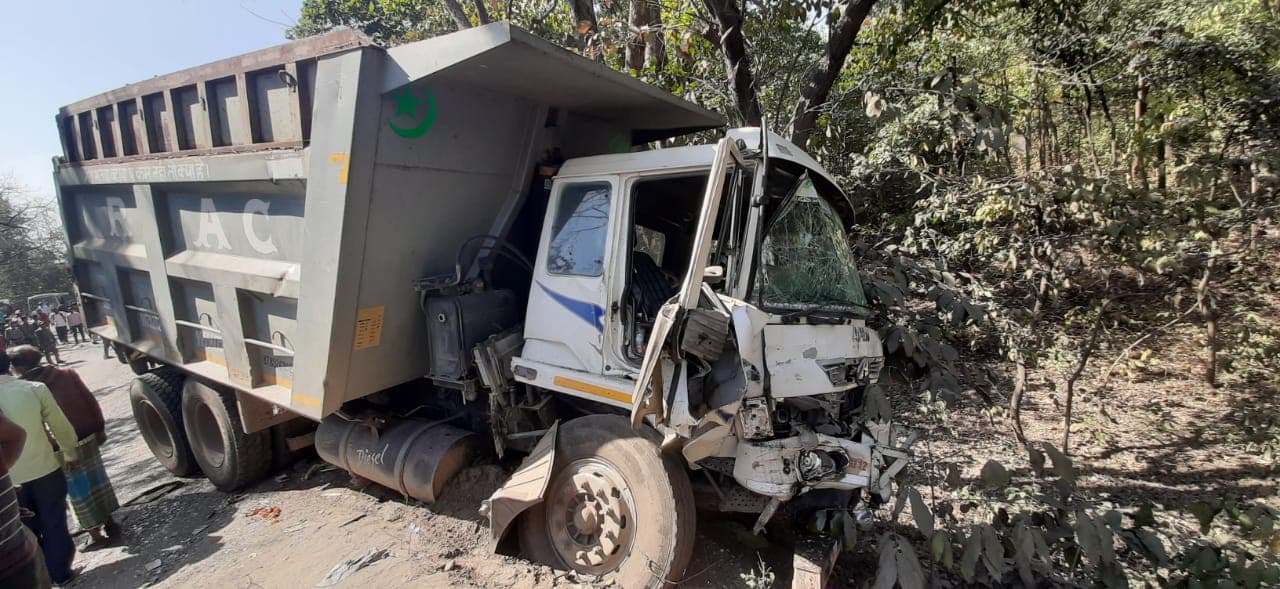 नवादा से झुमरीतिलैया आ रही बस कोडरमा घाटी में हाइवा से टकरायी, एक दर्जन घायल