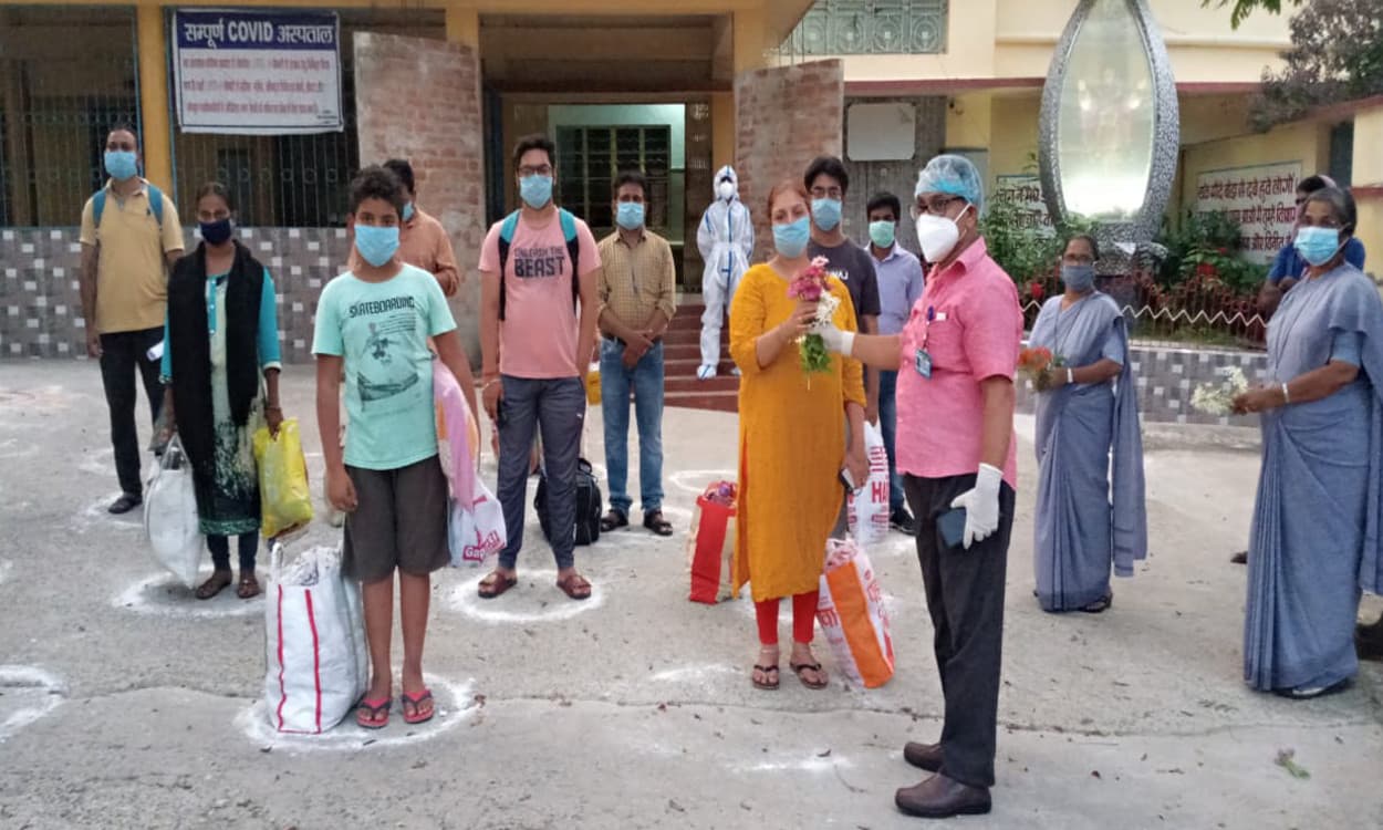 कोडरमा में रिकॉर्ड 94 कोरोना संक्रमित एक दिन में हुए स्वस्थ, सम्मानपूर्वक दी गयी विदाई