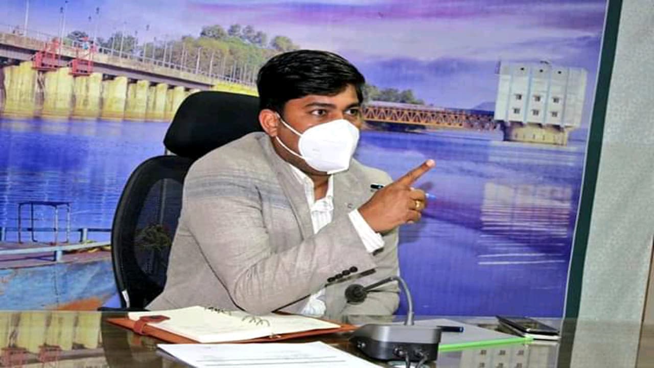 कोडरमा सदर हॉस्पिटल का इमरजेंसी वार्ड बनेगा मॉडल, कमियों को दूर करने का डीसी आदित्य रंजन ने दिया निर्देश