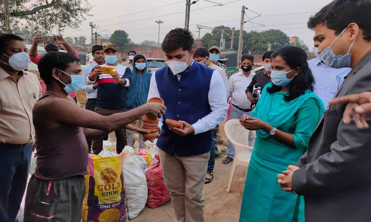 अच्छी पहल : कोडरमा डीसी समेत अन्य अधिकारियों ने कुम्हारों से खरीदे एक लाख रुपये के दीये, बोले- इनकी दीपावली भी हो रोशन