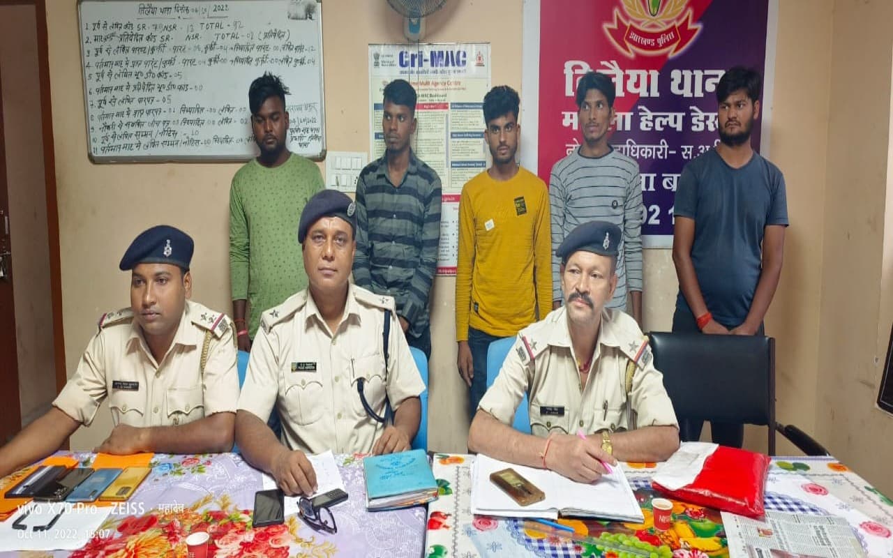 कोडरमा के तिलैया थाने की पुलिस ने अंतरराज्यीय बाइक चोर गिरोह का किया पर्दाफाश, पांच अपराधी गिरफ्तार