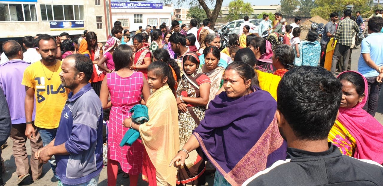 कोडरमा में युवक की हत्या के विरोध में रांची-पटना हाइवे जाम कर रहे लोगों पर पुलिस ने बरसायी लाठियां