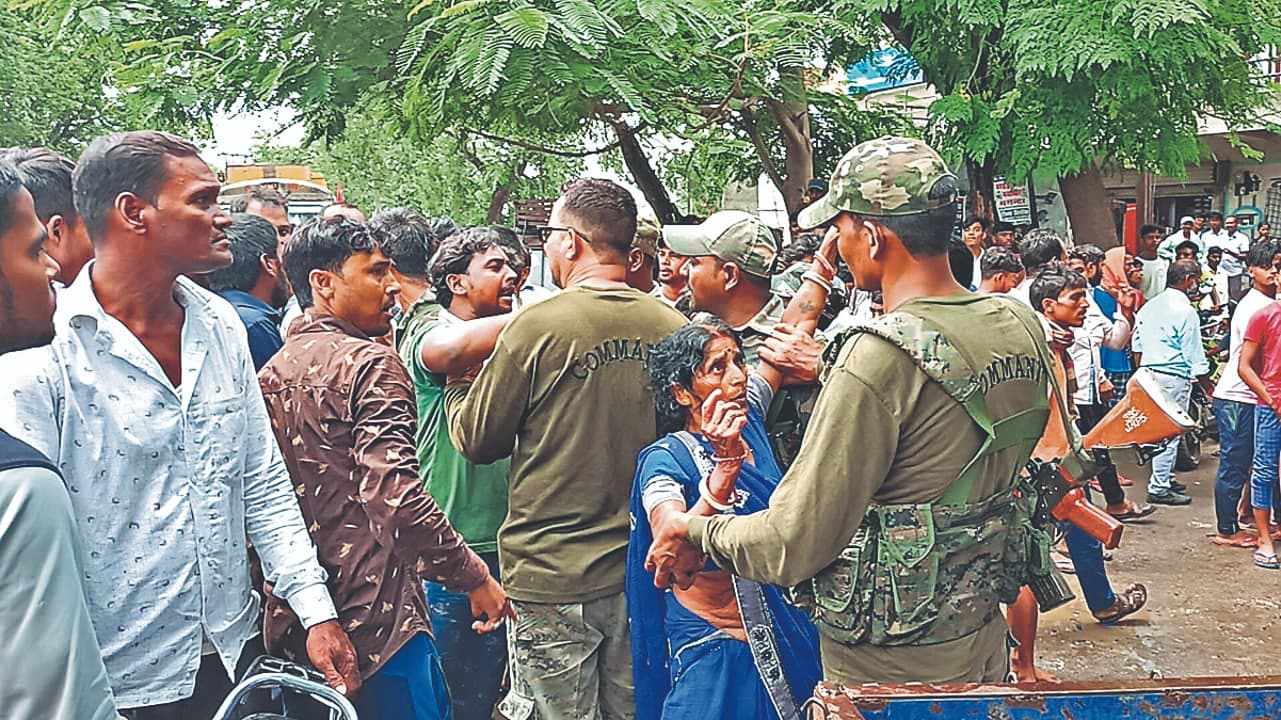 Koderma News: गिट्टी लोड ट्रक ने बाइक को चपेट में लिया, बालक की मौत, रोड जाम