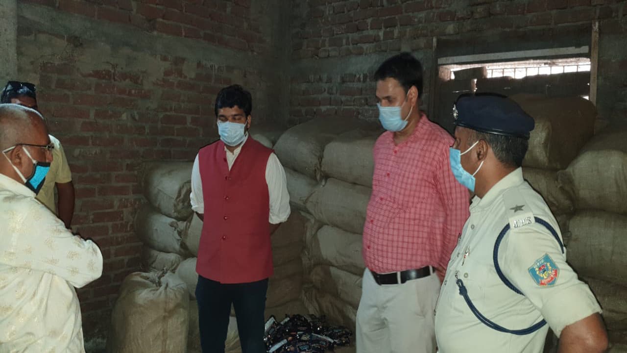 कोडरमा के झुमरीतिलैया में 12 लाख रुपये का प्रतिबंधित पान मसाला बरामद, SDO ने की छापामारी