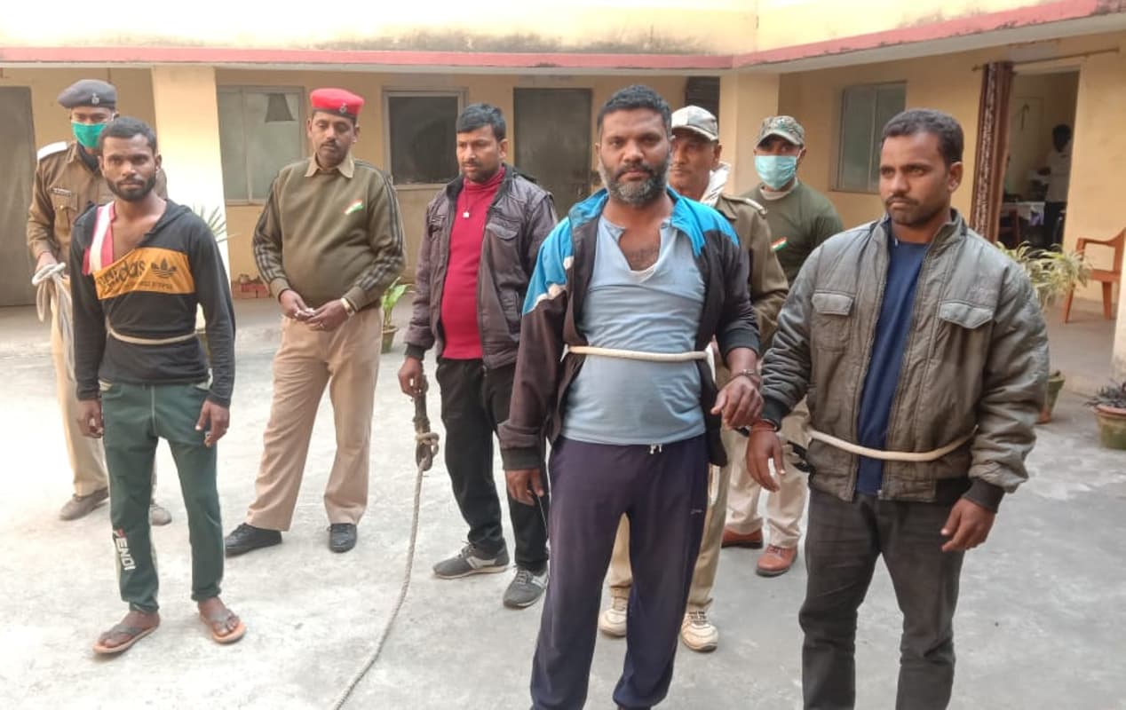 मोटरसाइकिल छिनतई के आरोपी को छुड़ाने के लिए कोडरमा में थाना पर पथराव