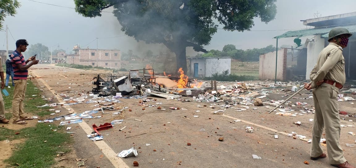 युवक की मौत के बाद सतगावां में बवाल, अस्पताल में आगजनी, CRPF कैंप पर पत्थरबाजी, पुलिसकर्मी डरकर भागे