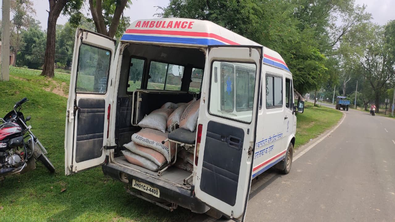 कोडरमा में मरीज की जगह सरकारी एंबुलेंस से ढोया जा रहा सीमेंट, क्षेत्र में बना चर्चा का विषय