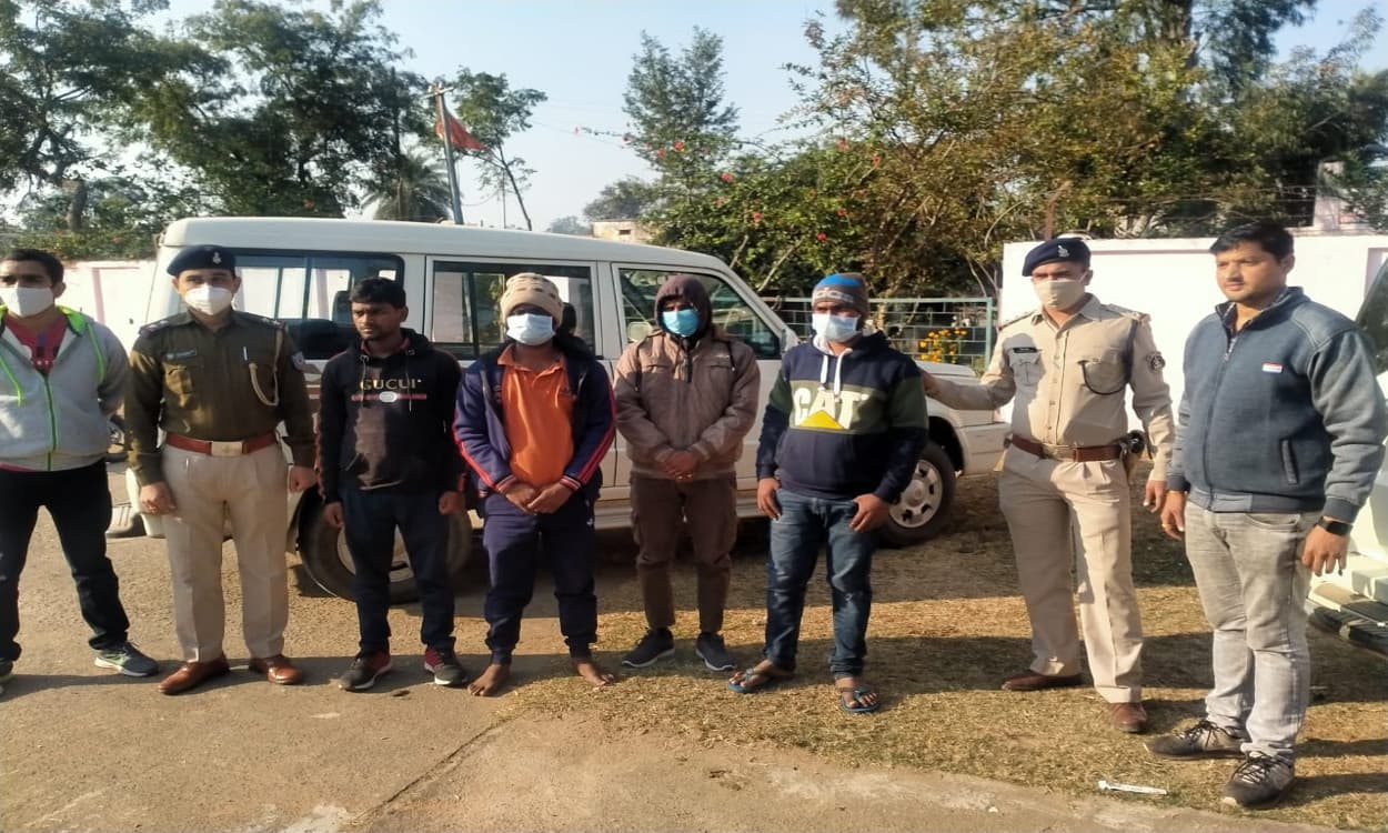 कियोस्क दिलाने के नाम पर ठगी, रायपुर पुलिस ने तिलैया डैम में की छापेमारी, महिला समेत 6 साइबर क्रिमिनल गिरफ्तार