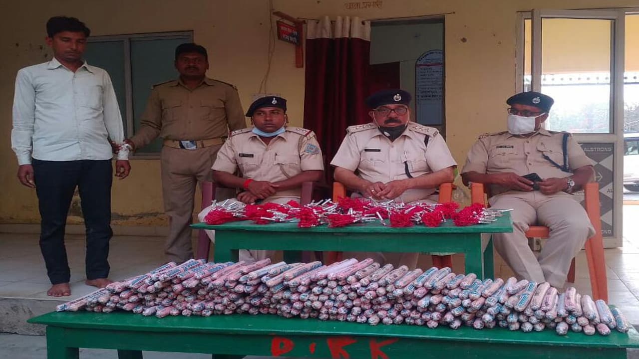 कोडरमा के डोमचांच में पान- मसाला के बैग में ले जा रहे विस्फोटक बरामद, आरोपी गिरफ्तार, जानें गिरिडीह कनेक्शन