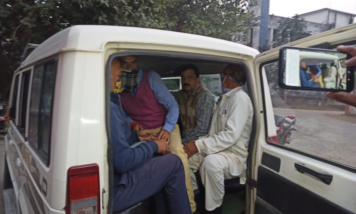 डीटीओ ऑफिस में कोडरमा SDO ने की छापेमारी, 5 वेंडर गिरफ्तार, कई DL-RC बरामद